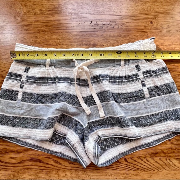 ⭐️ Lou & Grey The Loft Striped Drawstring Tie Front Summer Shorts - Picture 8 of 11
